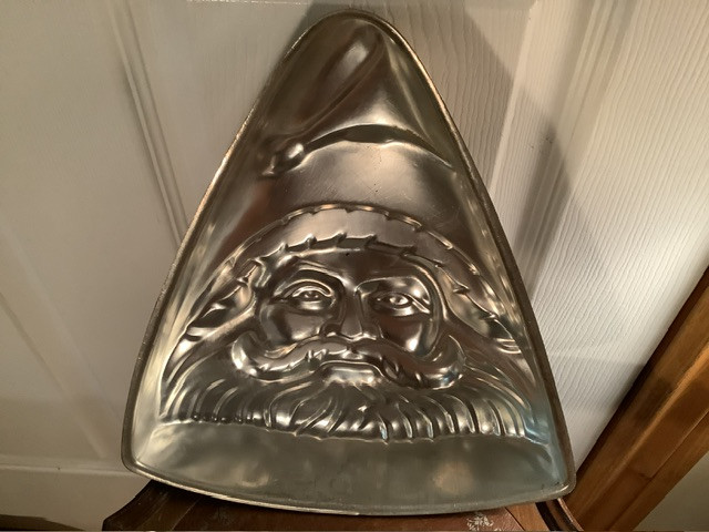 Vintage Aluminum Santa Claus Cake Pan Mold  in Kitchen & Dining Wares in Belleville - Image 4