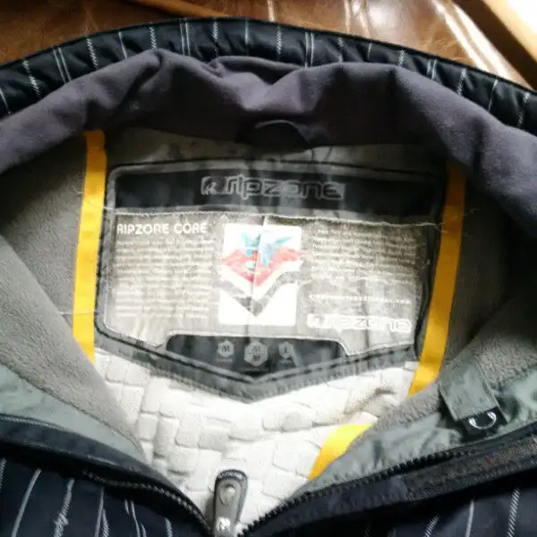 Ripzone medium size snowboard jacket in Ski in Oakville / Halton Region - Image 4