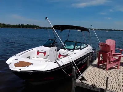 Bateau de 26 pieds de type Bowrider à vendre. Marque Monterey, modèle M5, moteur de 300HPH acheté ne...