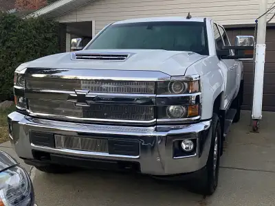2019 duramax with the L5P motor and Allison 6 speed transmission. Great truck. Good mileage for its...