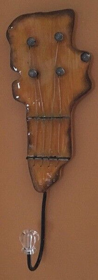 Crochet en forme de manche de guitare