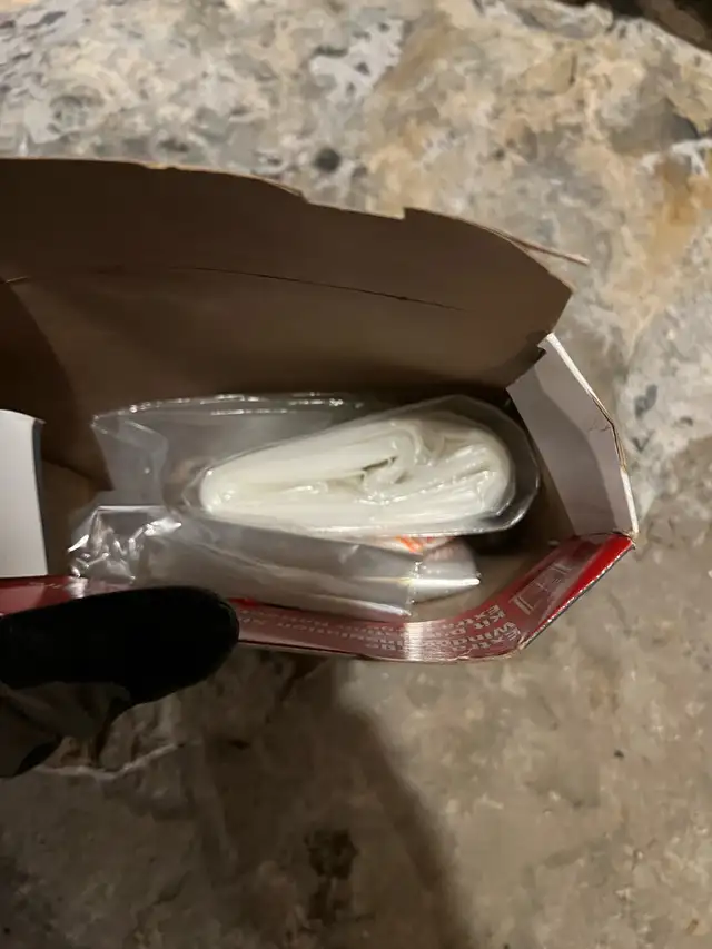 Frost King Kit Isolation Fenêtre in Windows, Doors & Trim in City of Montréal - Image 3