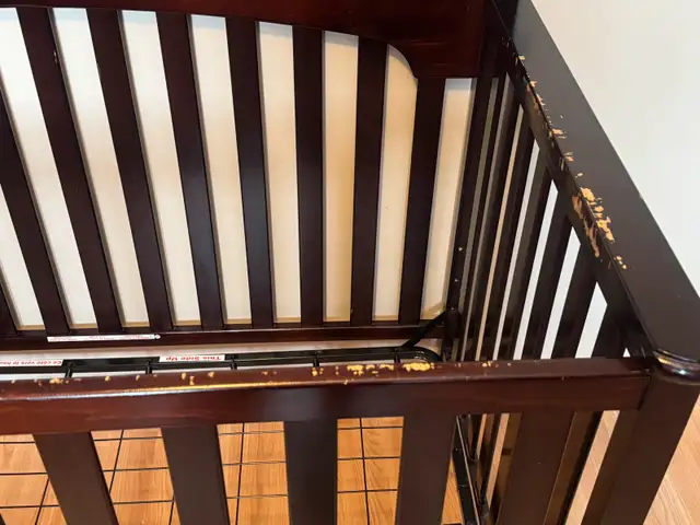 Graco crib in Cribs in Belleville - Image 5
