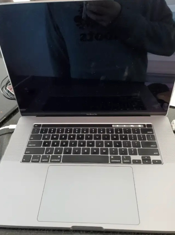 Mint 16 inch Macbook Pro i9 8 Core 32GB Ram 2TB SSD in Laptops in City of Toronto