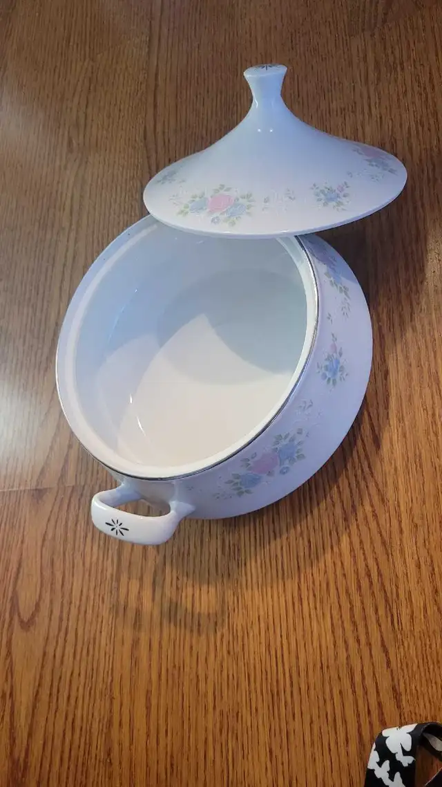 One as new China Garden Arctic Tureen in Kitchen & Dining Wares in Mississauga / Peel Region - Image 3