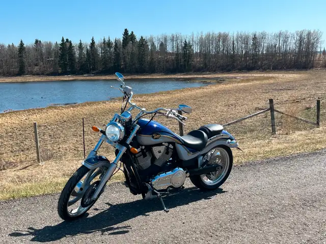 2005 Victory Vegas 8 Ball. In Great Shape! Low mileage.. in Street, Cruisers & Choppers in Calgary - Image 7
