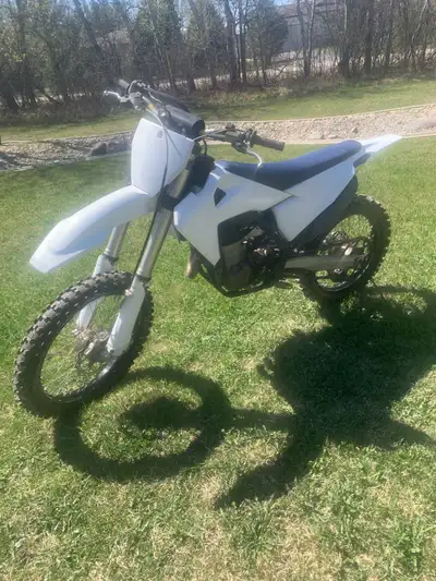 2020 Husqvarna FC450. 73 original hours. Very nice shape. Ready to ride