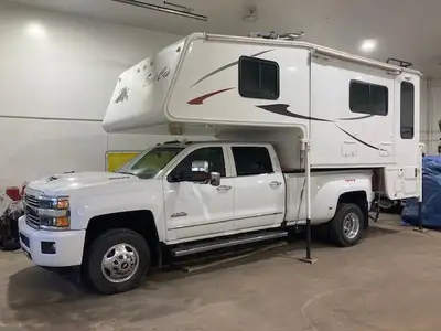 Excellent condition Top of the line Eagle Cap 3 with a kitchen slide, couch slide and dining slide....
