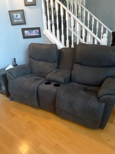 This pre-owned Lazy Boy reclining loveseat features power reclining functionality and a center conso...