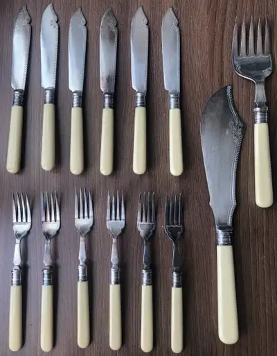 Elevate your dining experience with this exquisite set of 14 pieces of serving cutlery, each adorned...
