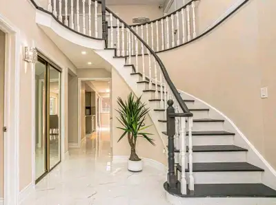 Executive level Furnished Room Private bath - Mavis and Dundas