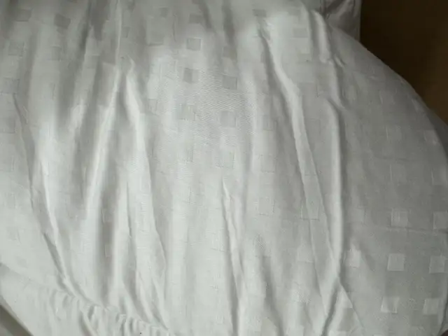 Pillow Top Mattress Cover King Size in Bedding in Hamilton - Image 8