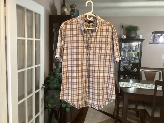 Tommy Hilfiger Button Up Plaid Short Sleeve Shirt - Men’s size L in Men's in Oshawa / Durham Region - Image 2