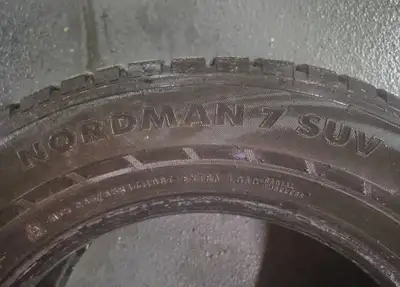Je vends un ensemble de 4 pneus d’hiver Nokian Nordman 7 SUV, dimension 235/65 R17. Très peu de kilo...