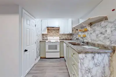 Location! Location! Location!.... In the heart of Heartland Mississauga, 2 bed, 1 hall, 1 bath, kitc...