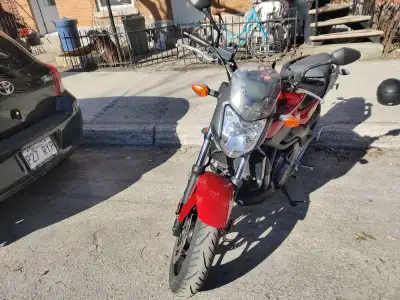 Moto en excellent état, très peu utilisée et toujours bien entretenue. Modèle : Honda NC 750S Année...