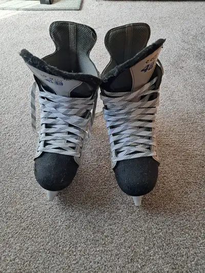 Hockey Skates CCM Boys Size 5, View more
