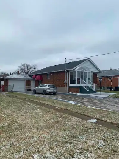 Located At Very Convenient Area. Steps To Ttc And Parkway Mall! Well maintained, 2 Bedroom Apartment...