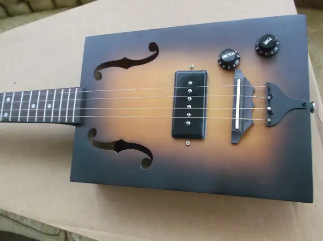 Guitare modele cigar box in Guitars in Sherbrooke - Image 2