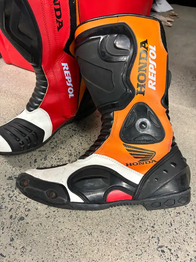 Repsol two piece Leather suit & boots in Sport Bikes in Sudbury - Image 8