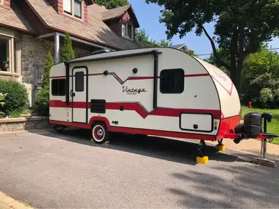 Roulotte Vintage 19 ERD 2021, peut coucher jusqu’à 4 personnes, mesure 23,2 pieds et pèse 3090 lb. T...