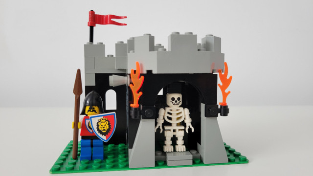 Vintage Lego Medieval 6036 Skeleton Surprise dans Jouets et jeux  à Longueuil/Rive Sud - Image 3