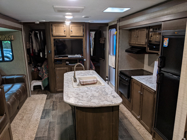 2018 Ultra Lite 26' Keystone Bullet (2 Slide-outs) in Travel Trailers & Campers in Calgary - Image 4