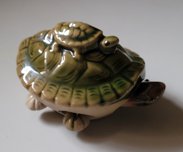 Vintage Ceramic Turtle Figurine with Moving Head, Legs & Tail in Arts & Collectibles in Oshawa / Durham Region - Image 3
