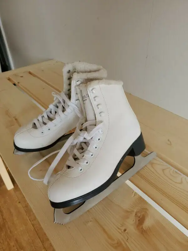 Women's Ice Skates Made in Canada SLM Size  8 Shoe White Leather in Skates & Blades in Ottawa - Image 2