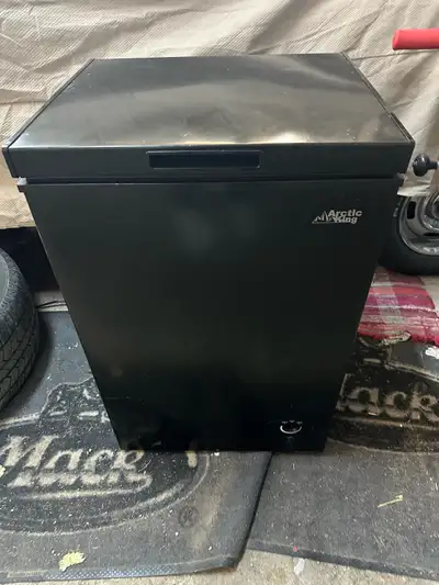 Keep your frozen goods in tip-top shape with this Arctic King deep freezer. It has a 5.0 cu. ft. cap...