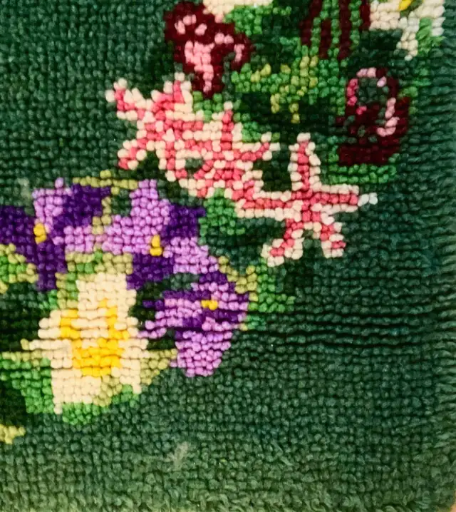 Vintage 1970 Magnifique tapis fabriqué à la main Motifs fleuris in Arts & Collectibles in Lévis - Image 3