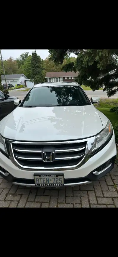 Well-maintained 2014 Honda Crosstour with just 121,000 km. Key Features: 3.5L V6 Engine – Strong per...