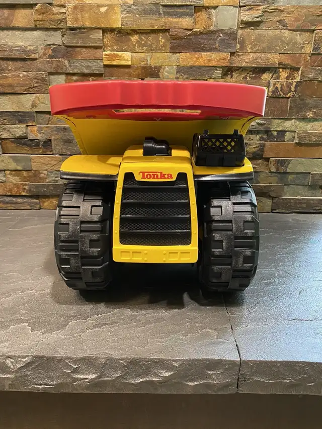 Tonka Steel Tough Mighty Dump Truck In Like New Condition