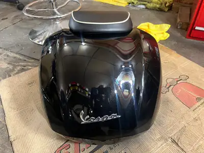 Vespa Primavera/Sprint Top Case in Volcano Black (98/A) I have for sale a like-new Vespa Primavera/S...