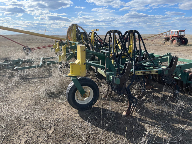 New Noble Seedovator 9000 in Farming Equipment in Swift Current