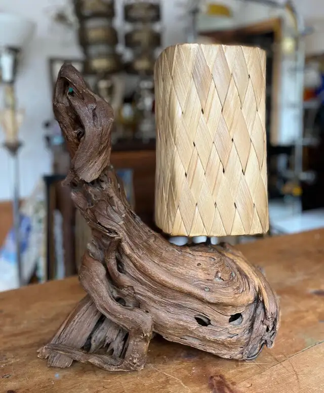 Vintage driftwood table lamp with original wicker shade mcm in Indoor Lighting & Fans in City of Montréal - Image 2