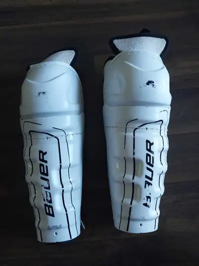 BAUER shin guards. Size Youth Medium. 10 inch. Good condition
