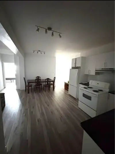 Très grand logement (6,5) sur 2 étages 3 entrée individuelle Avec serrures numériques. Rez-de-chauss...