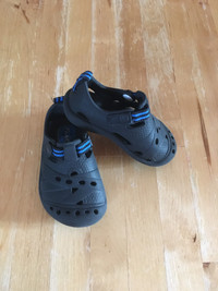 The Children’s Place Croc style Water Shoes Toddler size 5