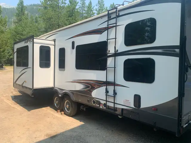 2015 Amped Toy Hauler RV in Travel Trailers & Campers in Cranbrook - Image 4