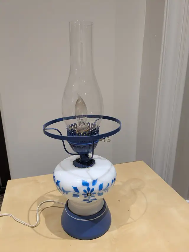 Vintage Electric Hurricane Lamp – Works Great! in Indoor Lighting & Fans in City of Toronto - Image 3