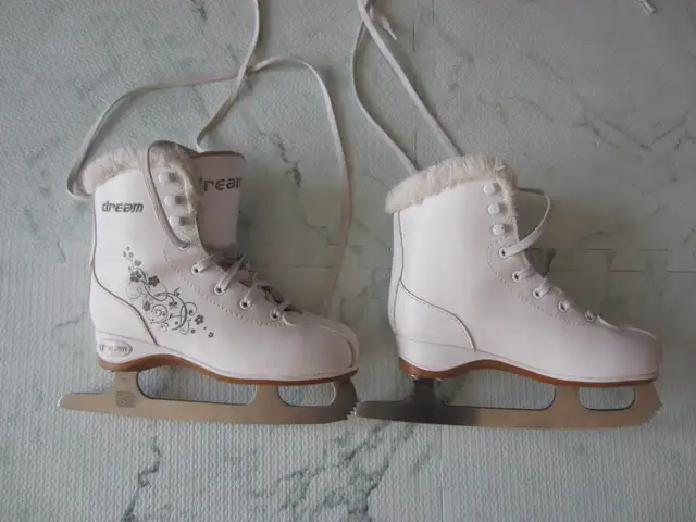 Girl Figure Skates, two pairs: size G1/31 and 13Y +free helmet in Skates & Blades in City of Montréal - Image 6