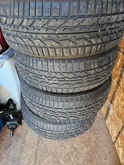 A vendre tire hiver en très bonnes conditions 245/65 17 firestonee prix demandé 400.00 téléphone cel...