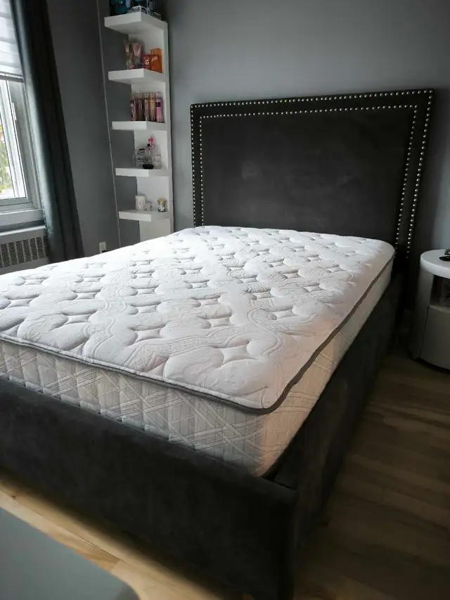 lit double, gris in Beds & Mattresses in City of Montréal - Image 4