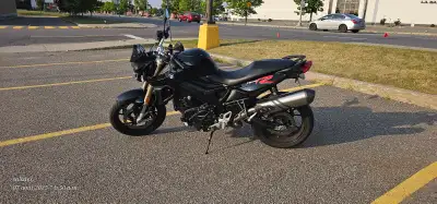 Français Je vends ma BMW F800R 2017 noire, une moto de route fiable et performante avec 13900 km au...