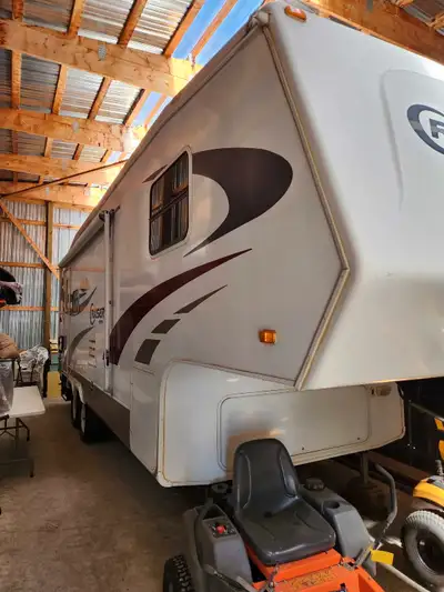This trailer is 2008 year it is 25 feet long used very little excellence shape always shedded.must b...