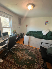ROOM AVAILABLE FOR RENT ( McMaster - Hamilton)