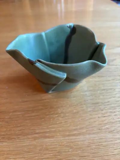 Small green pottery pot for dips, hummus, jam etc… Excellent used condition. Signed on bottom.