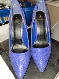 Beautiful blue 8.5 heels
