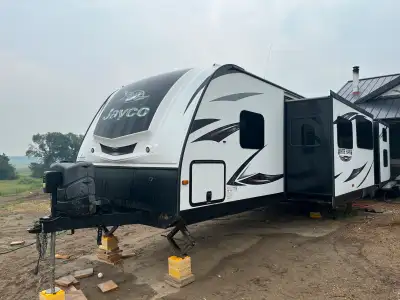 2016 Jayco camper 32 feet - 32BHDS Has two outside small fridges one at front compartment, one at ba...